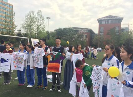 学生节来啦！国高“摊位”前集体艺术创作