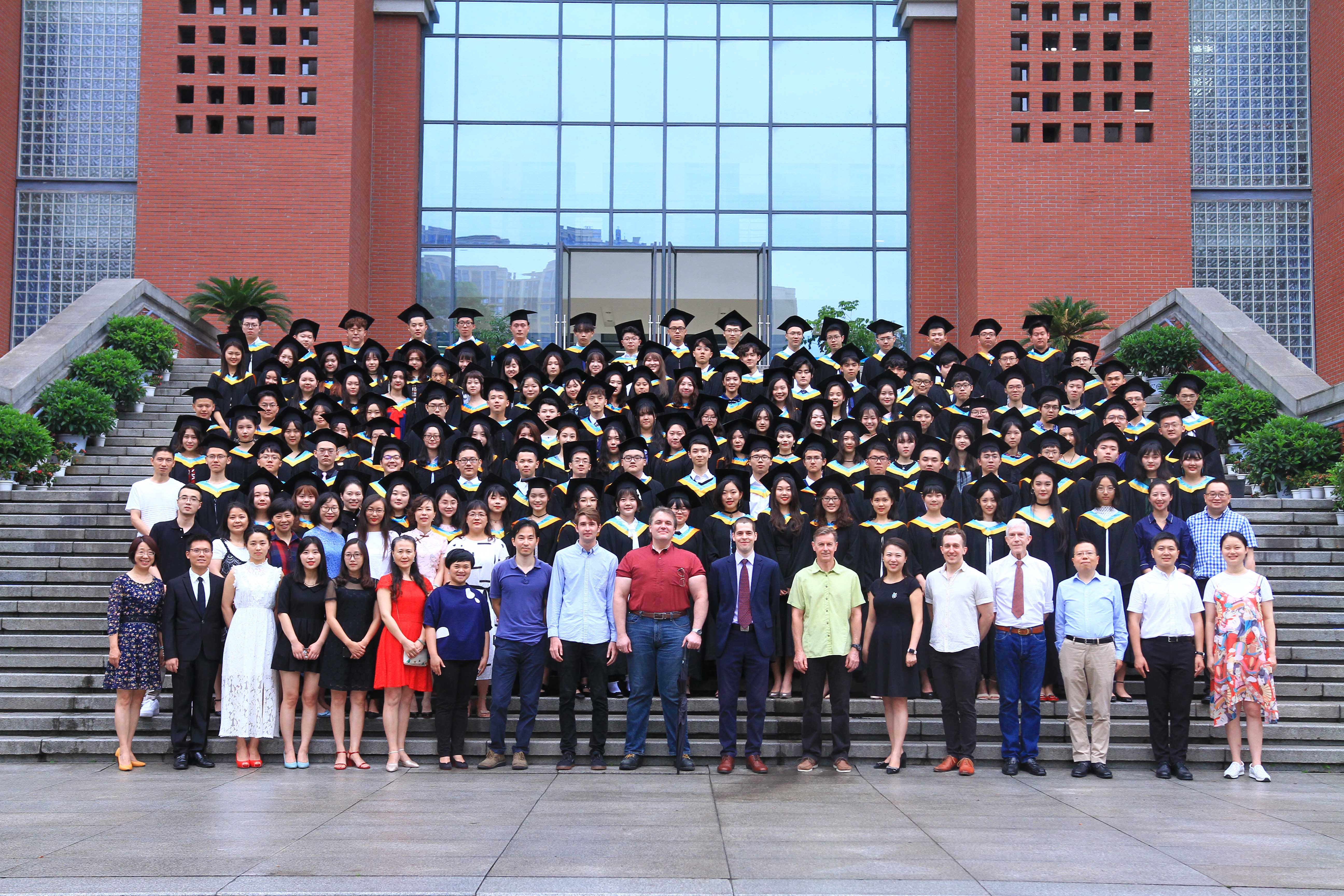 青春绽放，筑梦起航——成都七中国际部2018届毕业典礼圆满落幕！