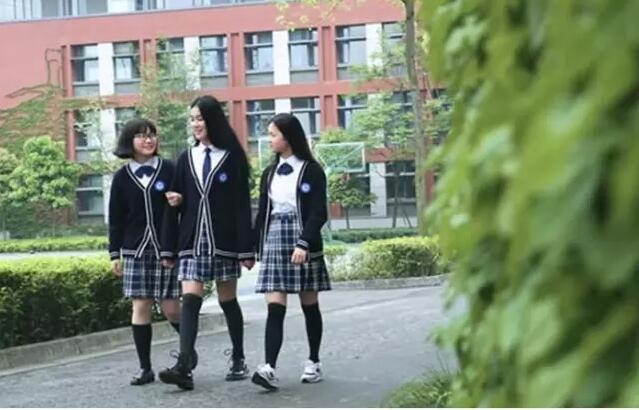 国际部学生们的校服也美,据说,曾被媒体评为成都市最美校服,走