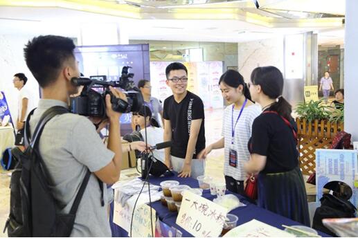 电视台报道，市民纷纷点赞，我校学子用行动证明“爱心无国界”——津巴布韦1250义卖活动纪实