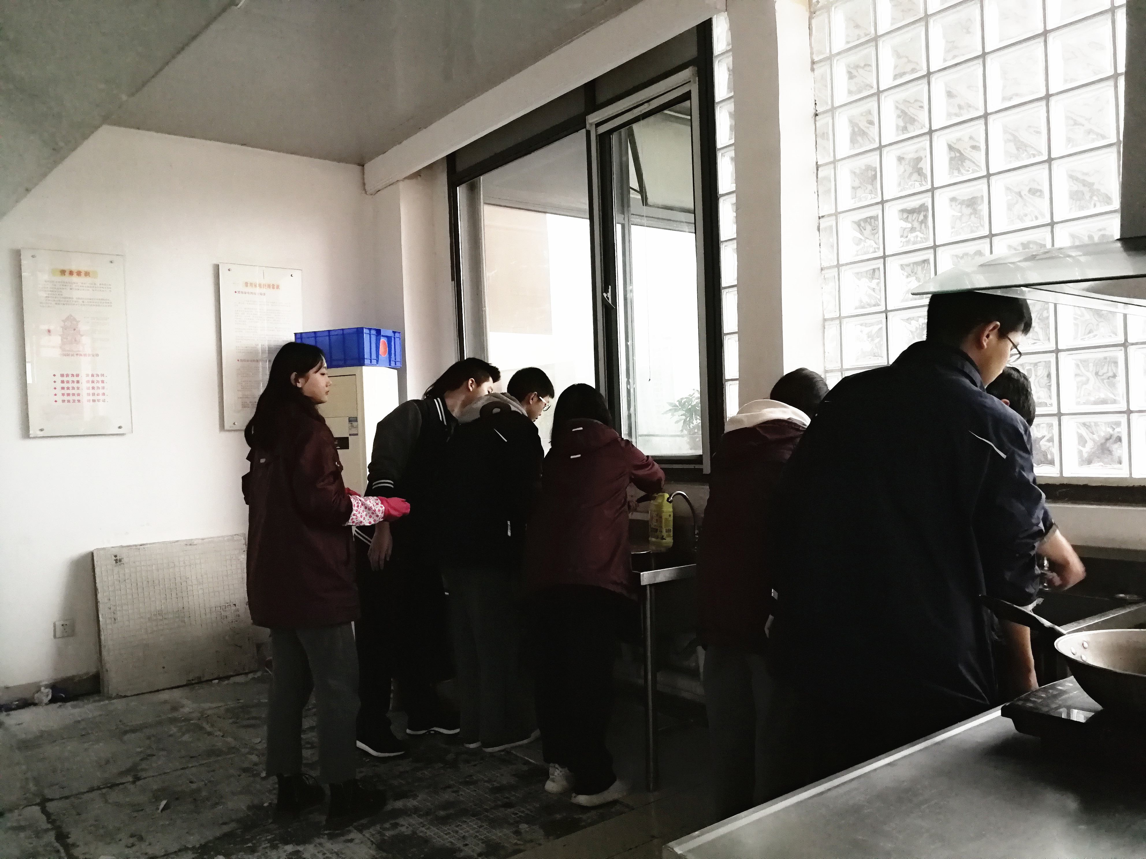 在国际部烹饪是门必修课！然而孩子们要学的远不止烧菜做饭