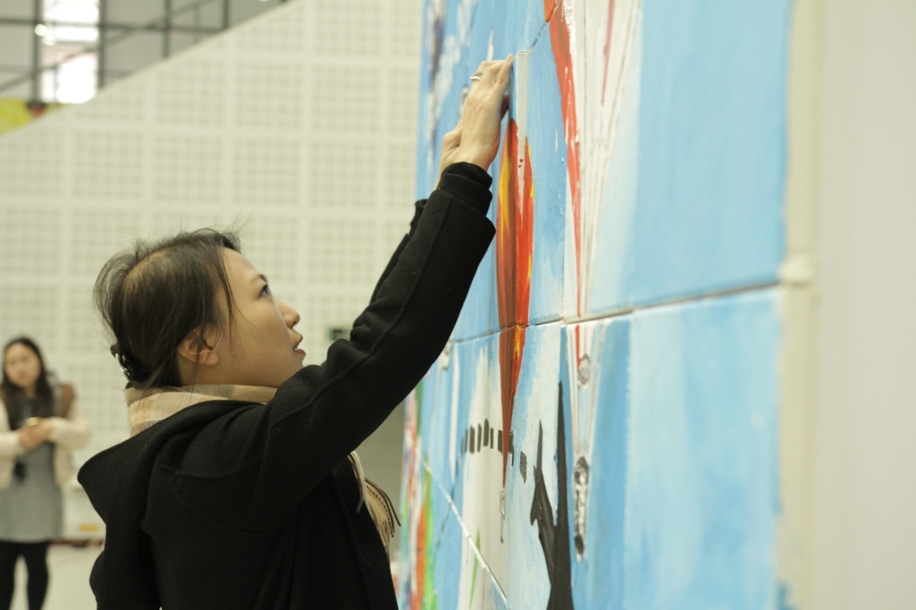 最创意的毕业纪念：全年级每人画一块拼图带着“走世界”