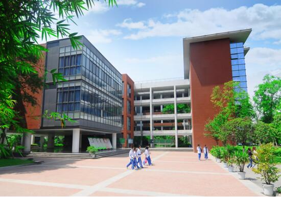 拿下全美第一的纽约视觉艺术学院插画专业Offer，这位“小魔女”是如何逆袭的？