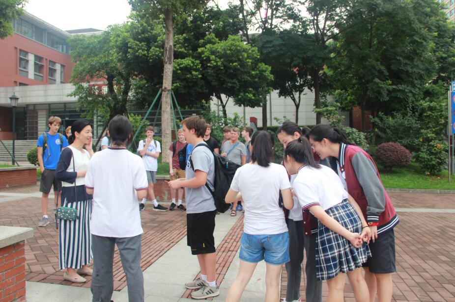 美国洛克赫斯特男校来访我校，体验国高校园生活，感受书法与川剧美丽