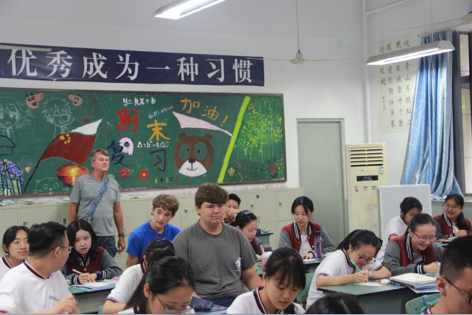 美国洛克赫斯特男校来访我校，体验国高校园生活，感受书法与川剧美丽