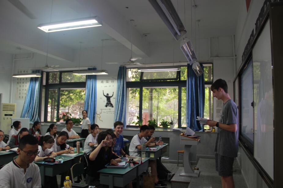 美国洛克赫斯特男校来访我校，体验国高校园生活，感受书法与川剧美丽