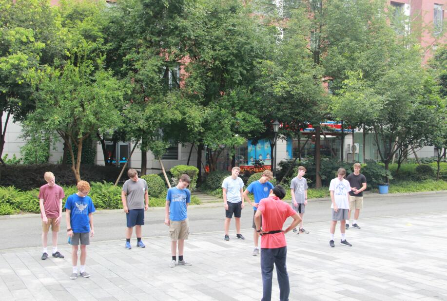 美国洛克赫斯特男校来访我校，体验国高校园生活，感受书法与川剧美丽