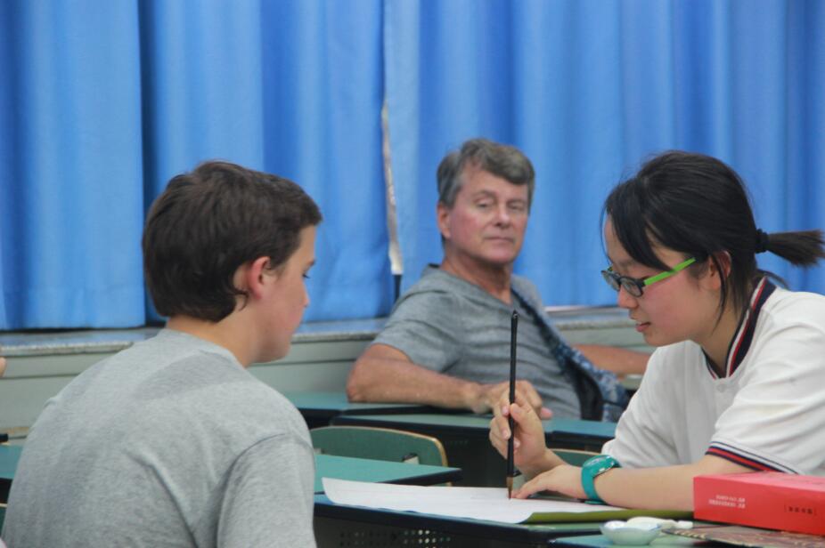 美国洛克赫斯特男校来访我校，体验国高校园生活，感受书法与川剧美丽